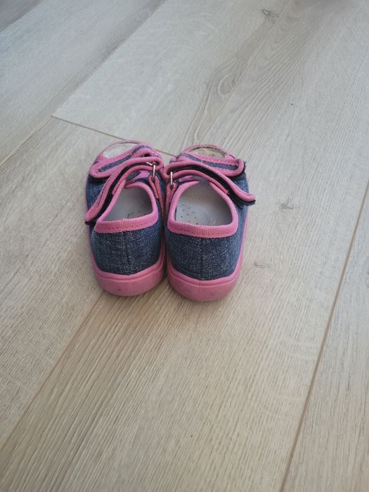 Kapcie, sandałki dziewczęce 22