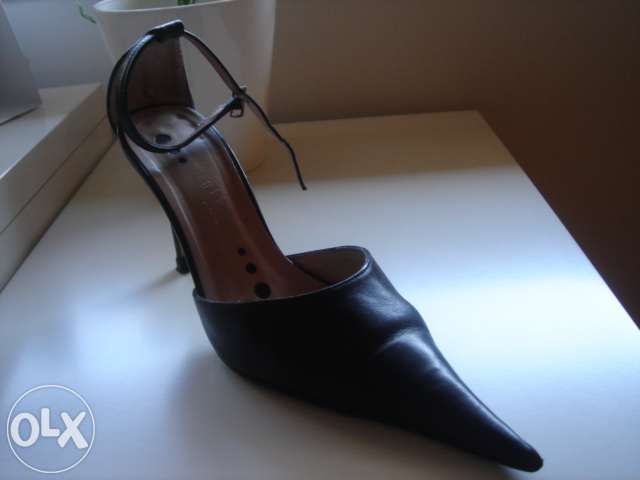 Sapatos stiletto em pele