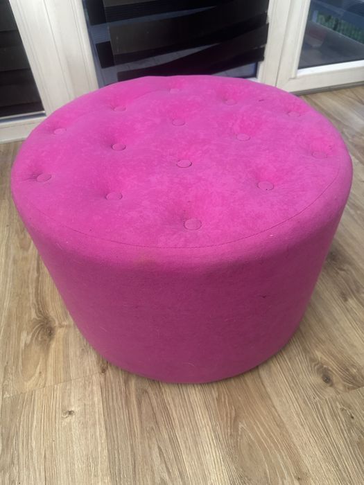 Różowa pufa używana