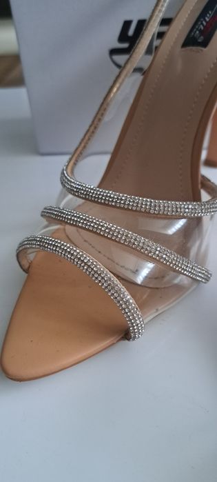 Transparente szpilki raz ubrane