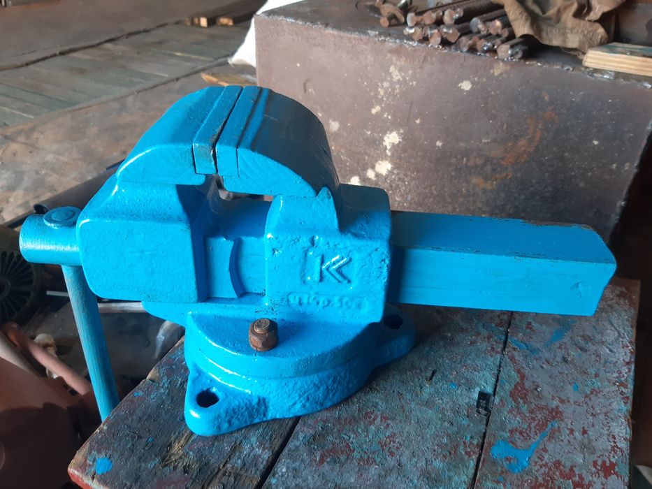 Тиски слесарные поворотные