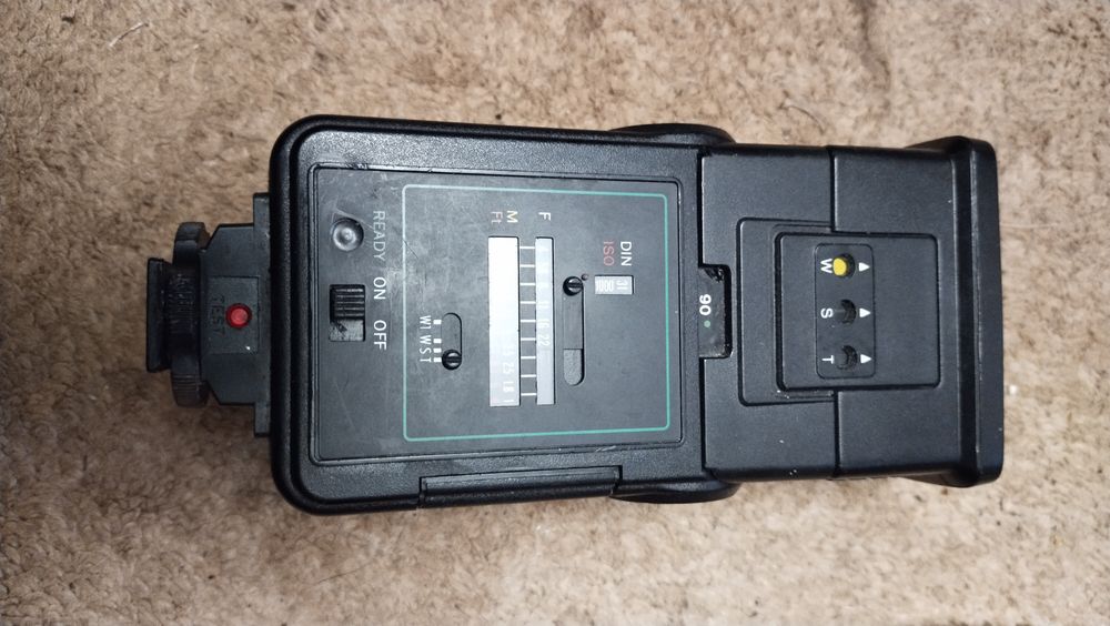 Фотовспышка в отличном состоянии.