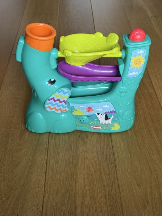 Zestaw zabawek grających w bardzo dobrym stanie.