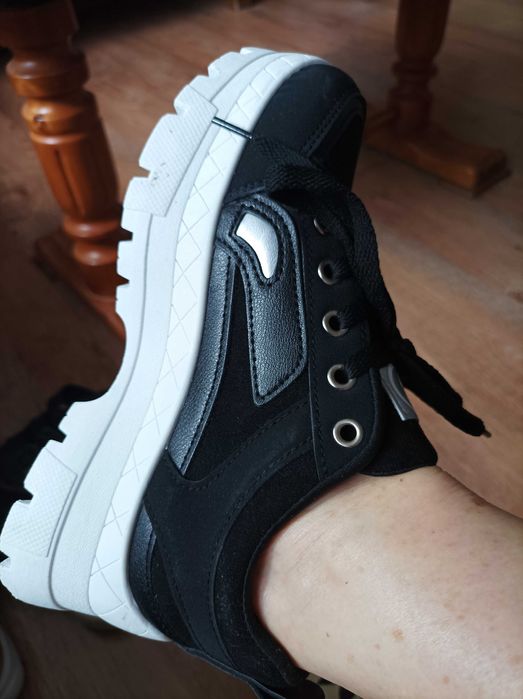 Buty sportowe sneakersy damskie czarne na białej podeszwie.