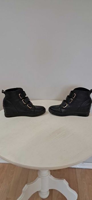 Czarne sneakersy na koturnie – r. 38 – botki na rzepy