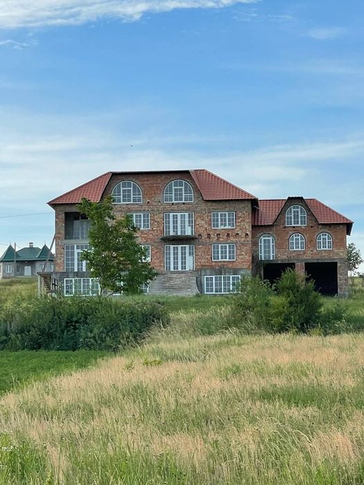 Будинок в селі Строїнці