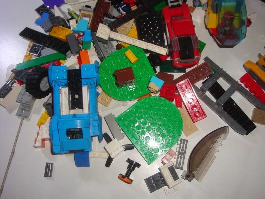 Zestaw Lego w zestawie jest  12 ludzików