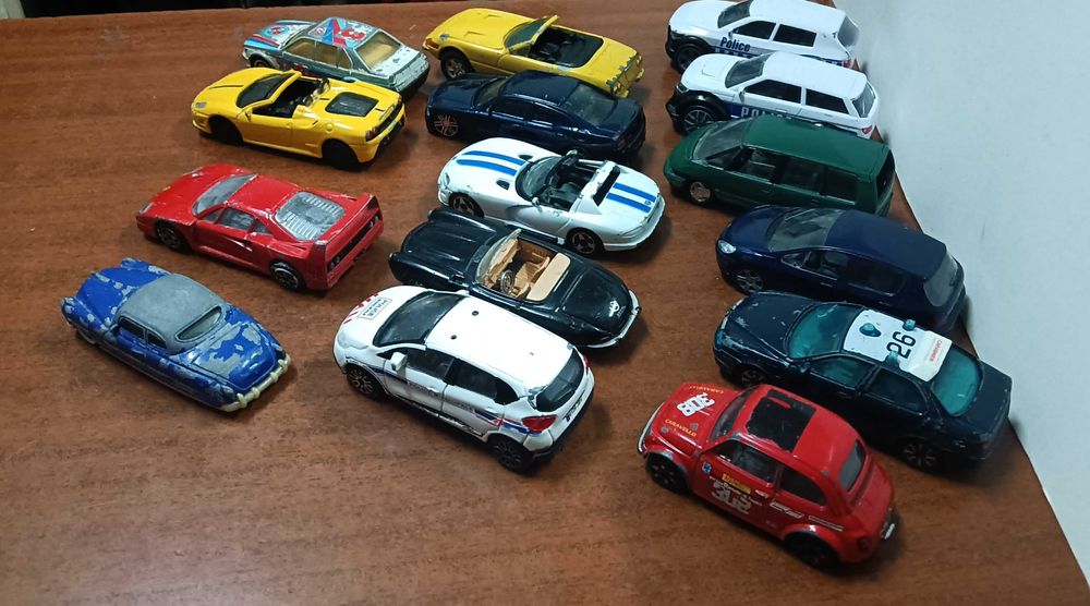 15 carrinhos  Antigos, bastante brincados e alguns com problemas