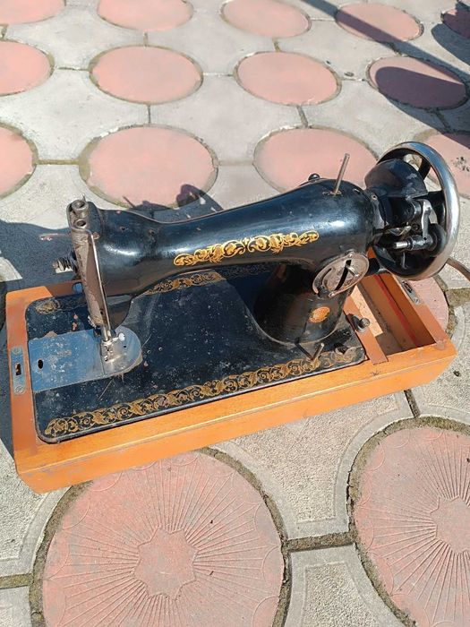 Продам швейну машинку