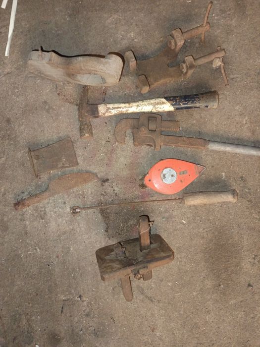 Vende se ferramenta antiga