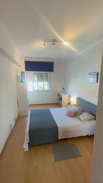 Quarto mobiliado no centro da Moita Cama casal p solteiro ou casal, tv