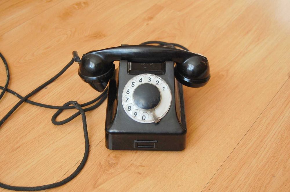 Stary telefon z bakelitu RWT z 1965 roku.