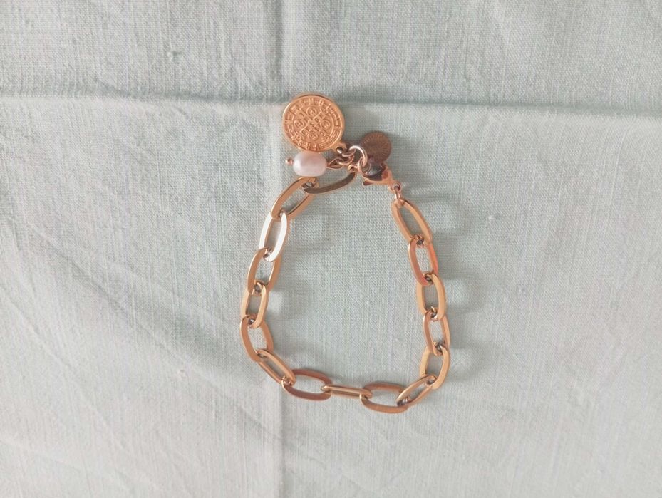 Pulseira dourada, com medalha trabalhada