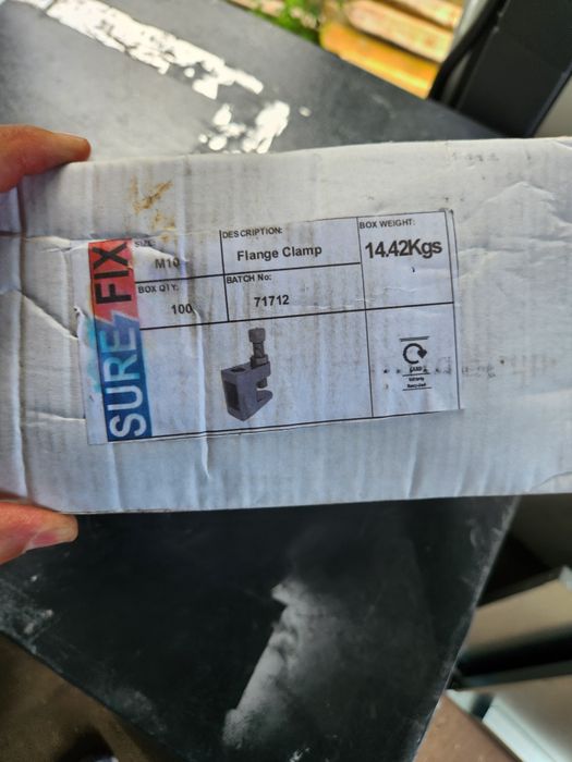 Vários tipos buchas e parafusos