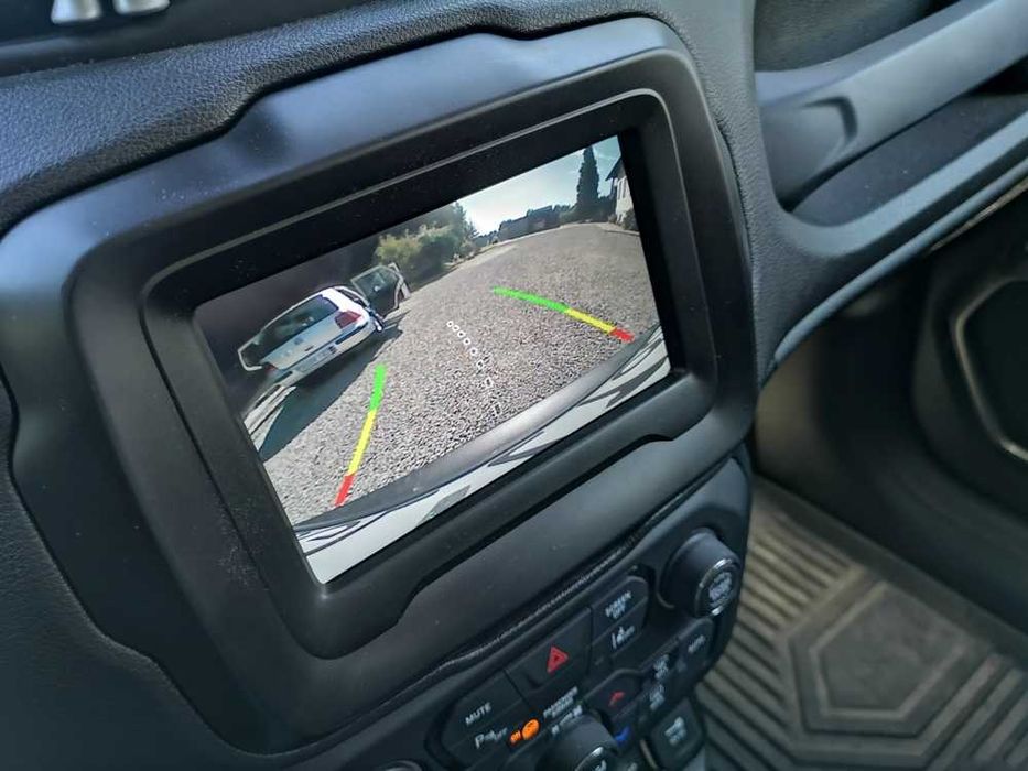 Jeep Renegade Kamera cofania obraz na fabrycznym ekranie montaż ?