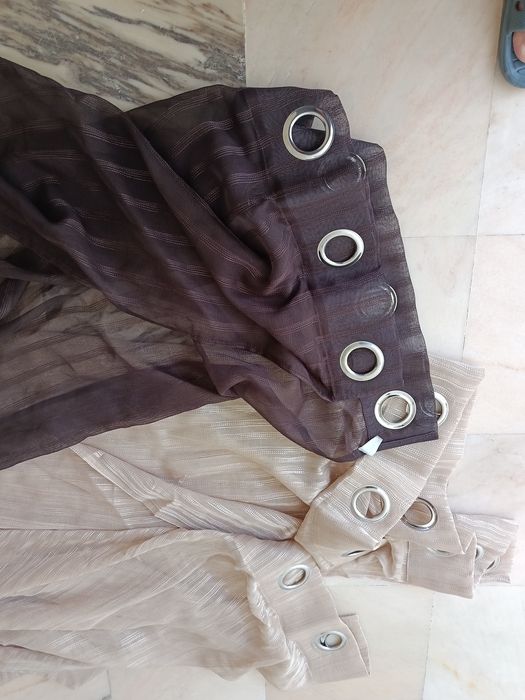 Três cortinados transparentes