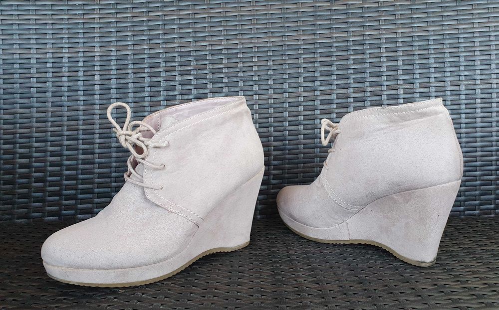 Pudrowe botki na koturnie sneakersy Graceland 38