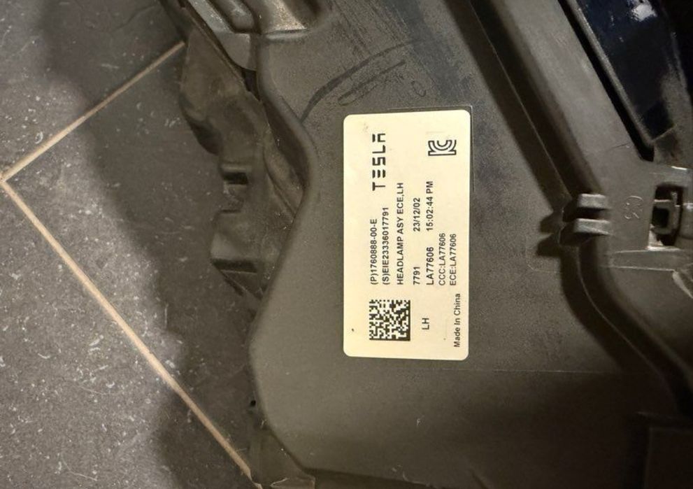 Farol tesla model 3