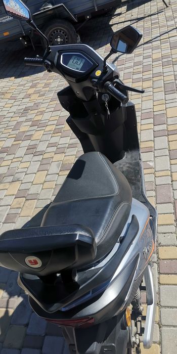 Електроскутер сірого кольору