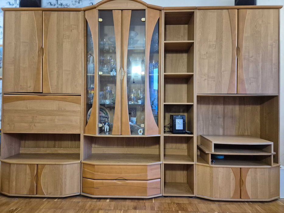 Стінка із скляною секцією для вітальні