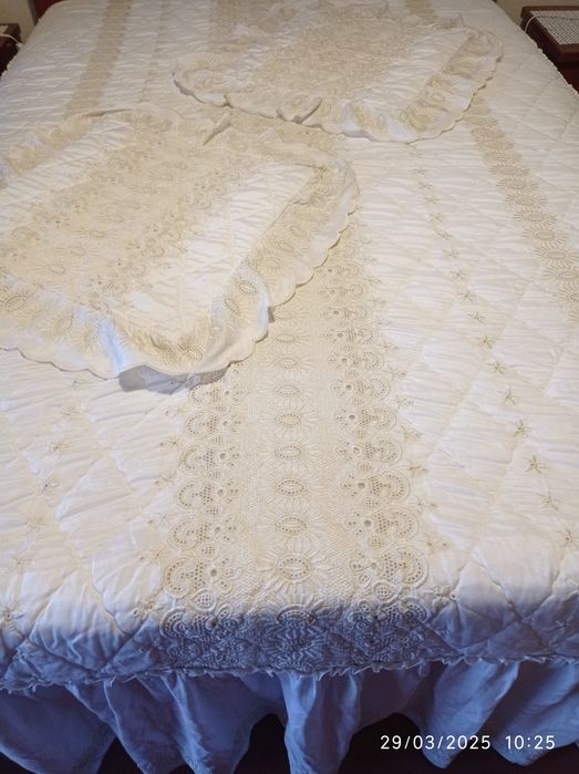 Colcha bordada cama casal