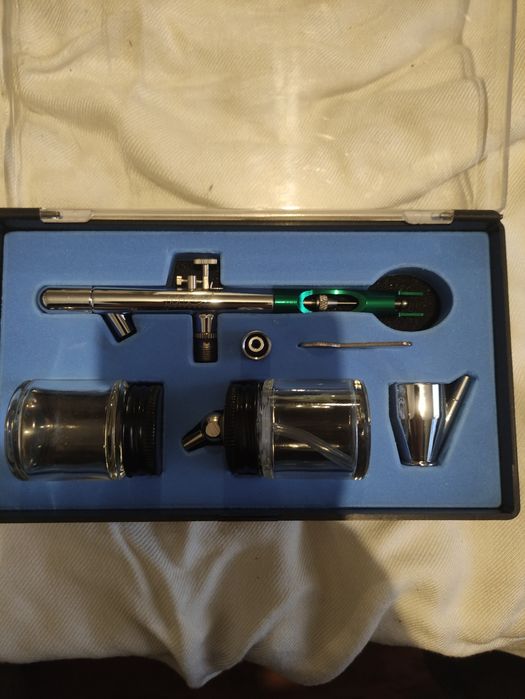 Аэрограф с нижней подачей краски.