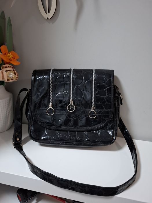 Lakierowana torba na ramię