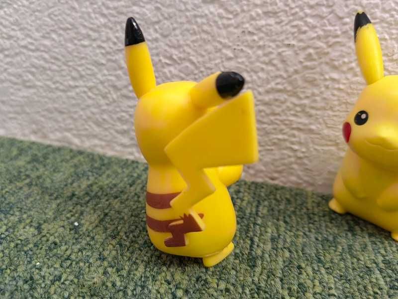 Figura Pikachu Pokémon a segurar livro Oferta do Pikachu Macdonalds