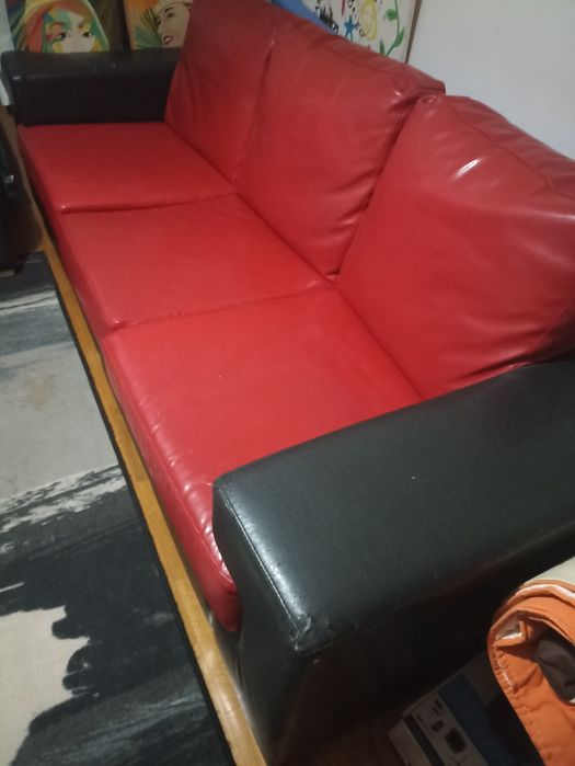 Sofá preto e vermelho