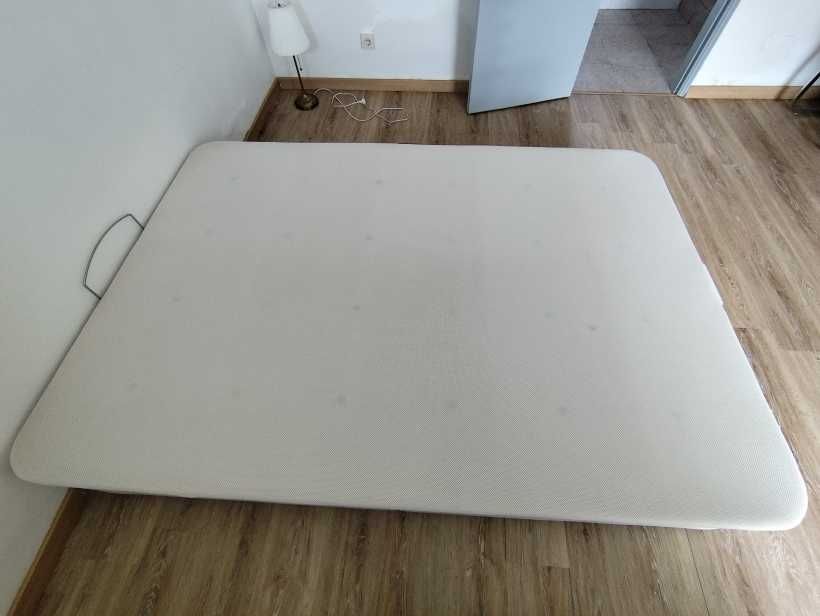 Cama branca Ikea com base de cama ripadas e colchao de espuma, dim. 140 x 200