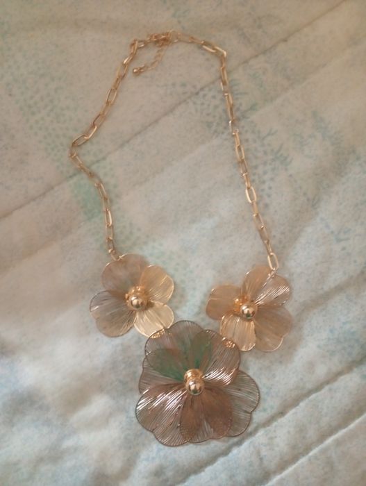 Colar de flores dourado