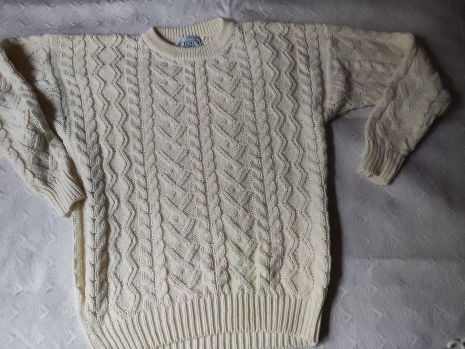 Sweter z grubym wzorem warkocz