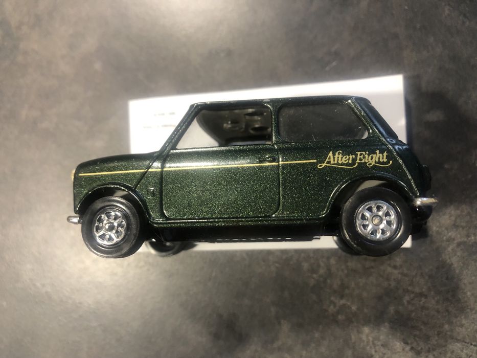 Mini After Eight, ciemnozielony metalik z szarym wnętrzem  1::36 model