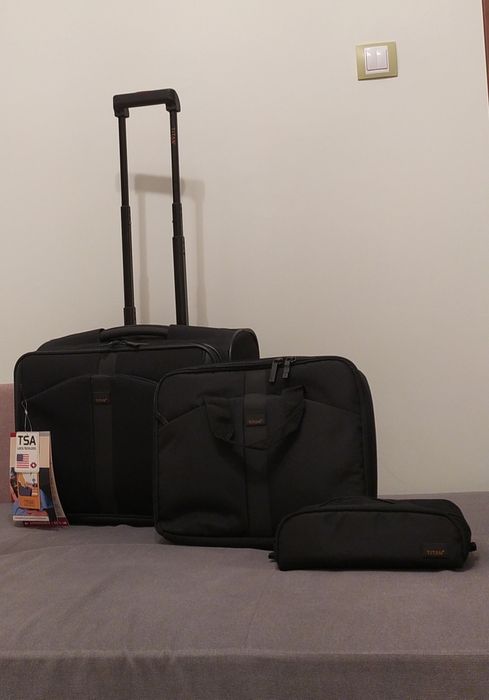 Zestaw walizka + etui + kosmetyczka + kluczyk =  nowe TITAN