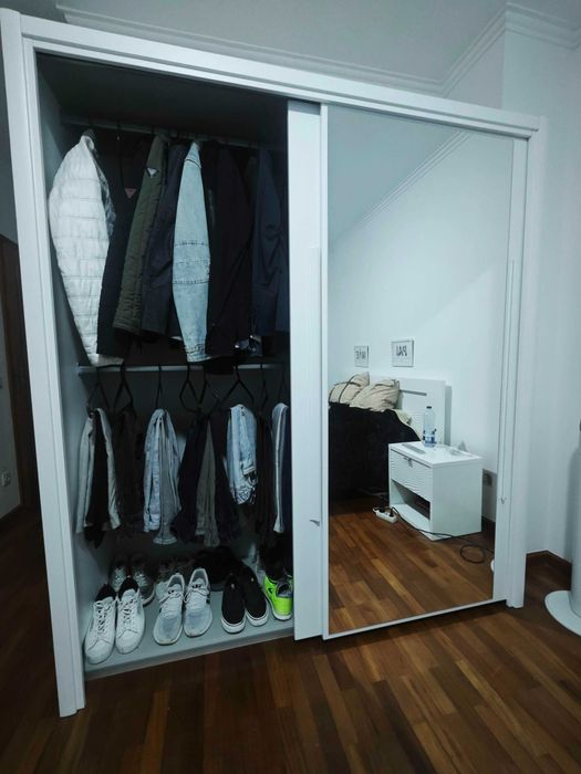 Quarto de casal completo em branco piano