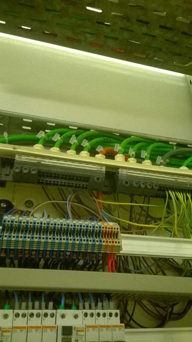 Executa-se   certificação de eletricidade e ar condicionado