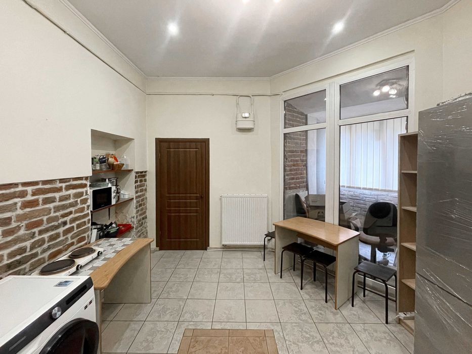 Продаж приміщення з фасадом, у  центрі на вул. Академіка Сахарова А.