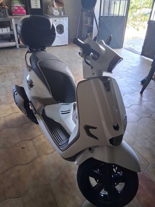 Vendo scooter dym 125, fugue.Como nova.É de julho 2025.Novo modelo da sym.