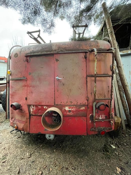 Zabytkowe volvo czerowne