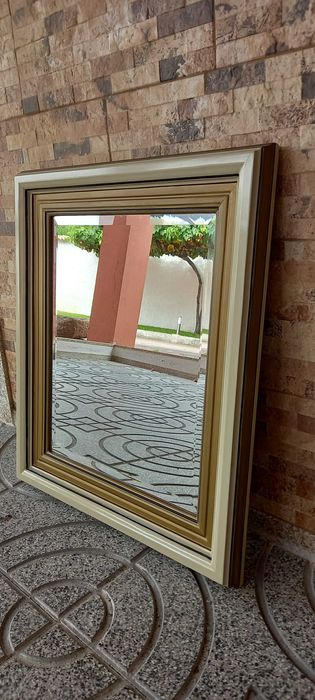 Mobiliário em madeira maciça com filete dourado