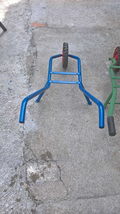 2 carros de mao para decoraçao de jardim