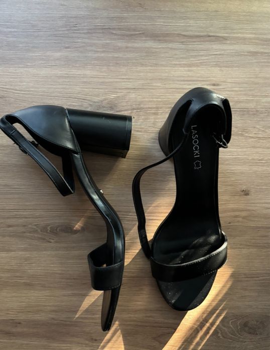 Sandałki na słupku Lasocki