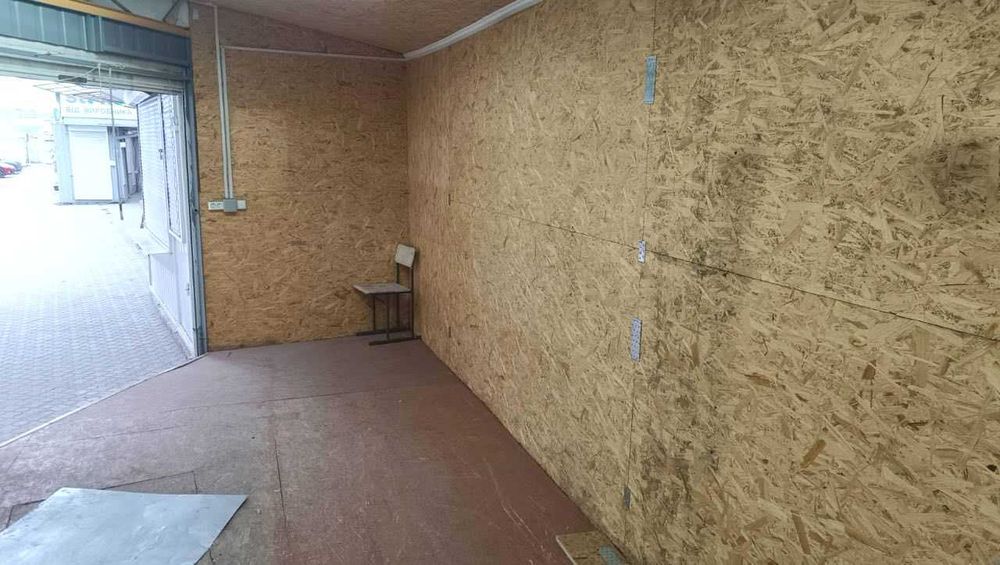 Магазин 20 м2 в. Кравчука Варшавський ринок, при дорозі біля ТЦ Слон