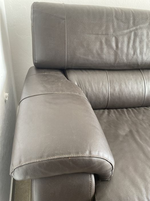 Sofá em pele castanho