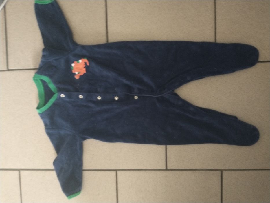 Welurowe śpiochy dla chłopca rozm 68/74 kolor granatowy