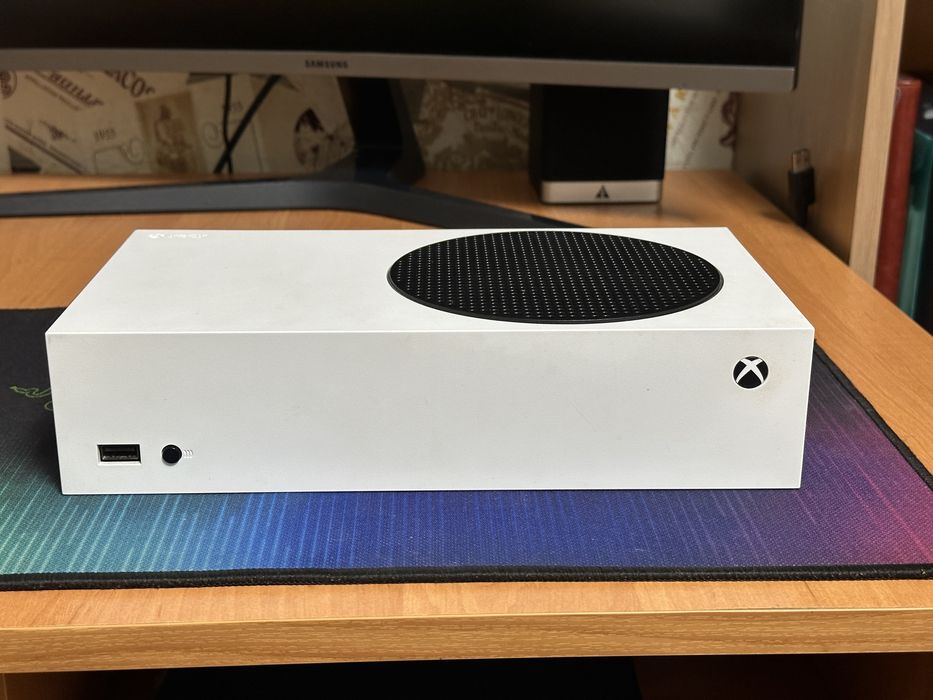 Xbox Series S + 2 x Xbox Wireless Controller + Xbox Wireless Headset