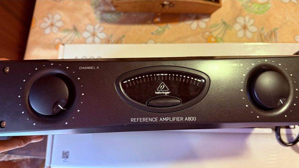 Amplificador Behringer A800