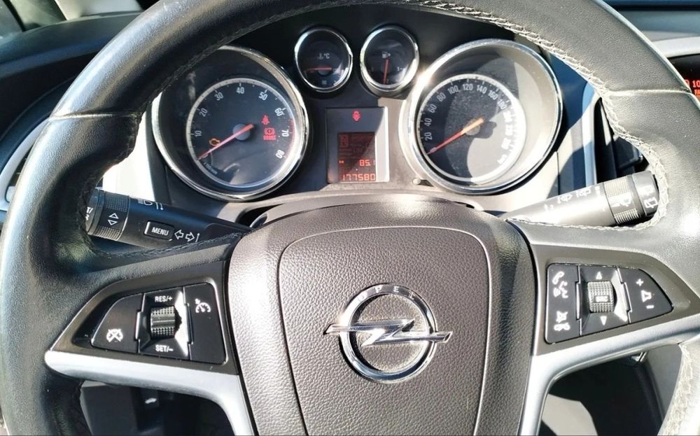 opel astra j 2011