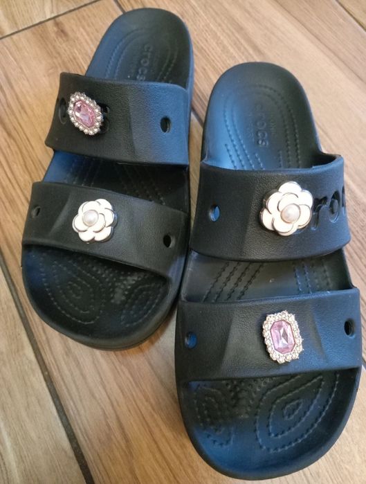 Klapki czarne crocs na platformie