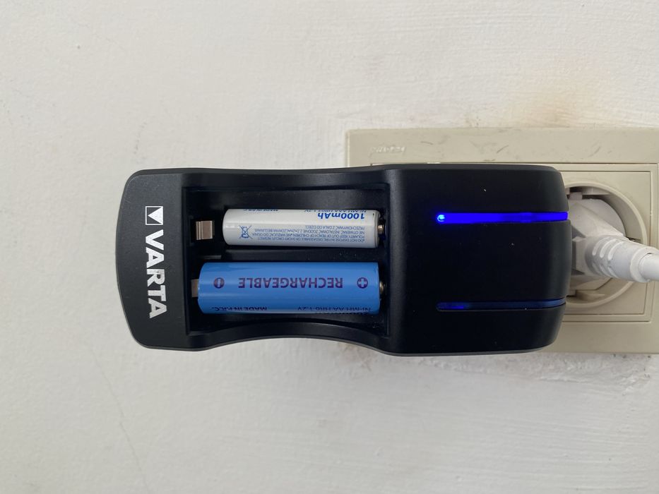 Зарядний пристрій Varta Pocket Charger 57642